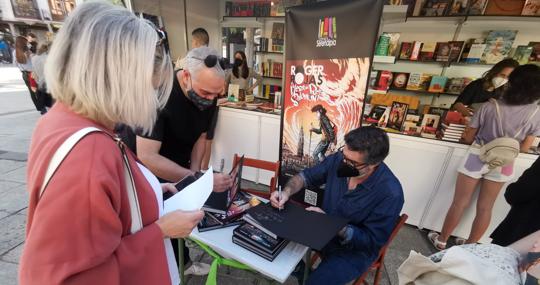 El escritor Roger Rojas, que ha estado firmando su novela en la feria