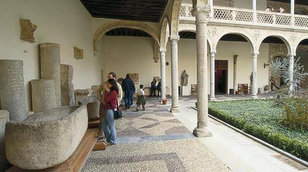 Algunos visitantes en el Museo de santa Cruz de Toledo