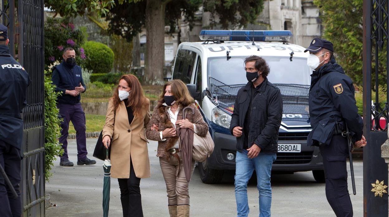 La familia Fernández, a las puertas del cementerio, este martes en Vigo