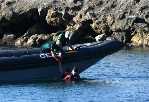 Una lancha de la Guardia Civil rescata a los jóvenes que cruzaban a nado a España