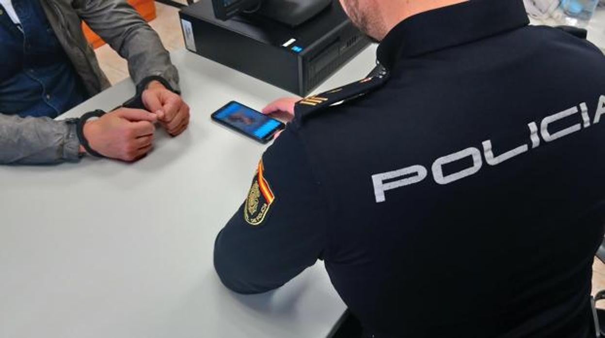 Imagen de archivo de un agente de la Policia Nacional registrando un teléfono móvil