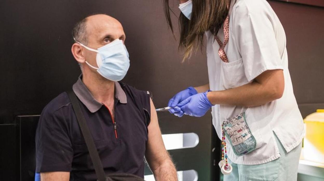 Un ciudadano recibe la vacuna frente al Covid-19 en el Hospital Universitario de Getafe