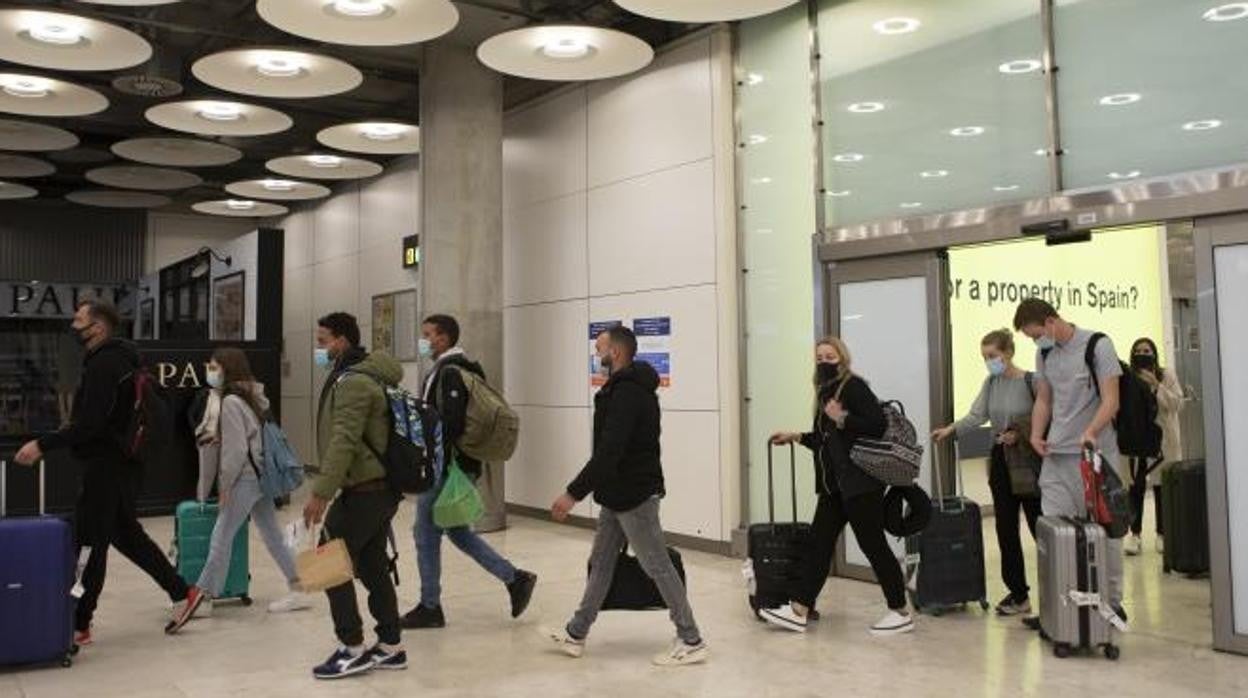 Un grupo de viajeros aterriza en el aeropuerto de Barajas