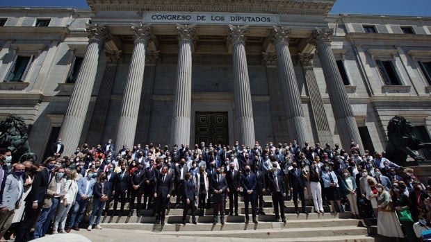 Más de 200 alcaldes del PP se rebelan contra el Gobierno y exigen un fondo de 5.000 millones