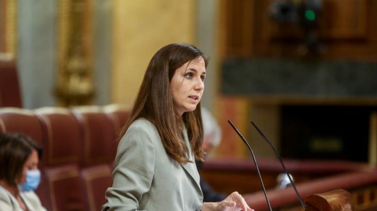 La ministra de Derechos Sociales y Agenda 2030, Ione Belarra, interviene durante una sesión de control en el Congreso de los Diputados, a 12 de mayo de 2021, en Madrid