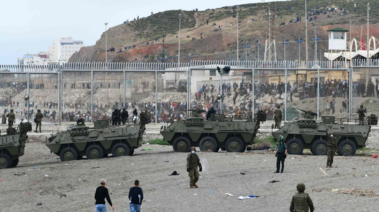 Las Fuerzas de Seguridad despelgadas en la playa del Tarajal, en Ceuta