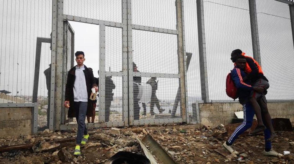 Un grupo de inmmigrantes son devueltos a Marruecos por las autoridades españolas en la frontera entre Ceuta y Fnideq (Castilejos)