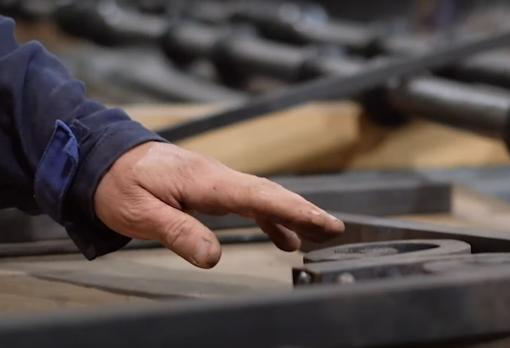 Santiago Martínez con una de las piezas que realiza para ornamentar edificios históricos