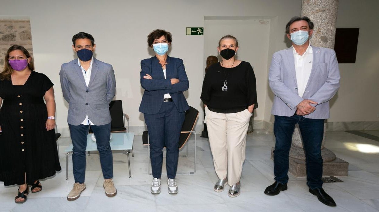 La doctora Laín, en el centro, en el acto de presentación de su programa electoral