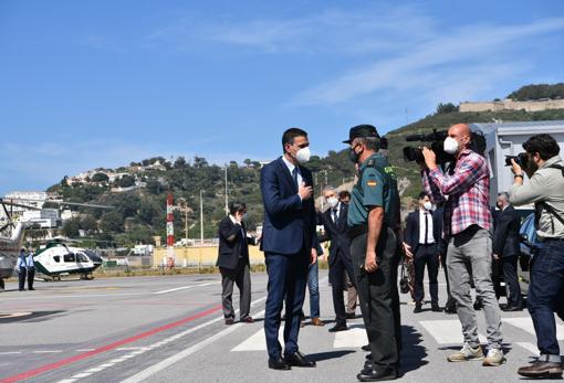 El presidente del Gobierno, Pedro Sánchez, saluda a un agente de Guardia Civil a su llegada al Helipuerto de Ceuta