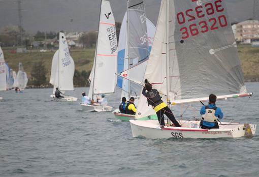 Integrantes del Club de Vela en el lago