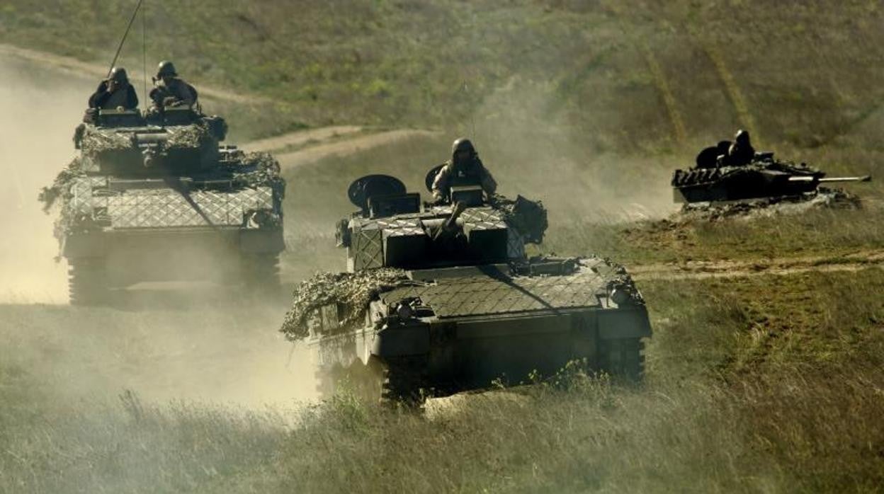 Carros de combate durante unos ejercicios en el campo de maniobras de San Gregorio (Zaragoza)