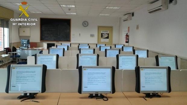 Le pillan con un sistema de audio y vídeo para superar el examen de conducir en Guadalajara