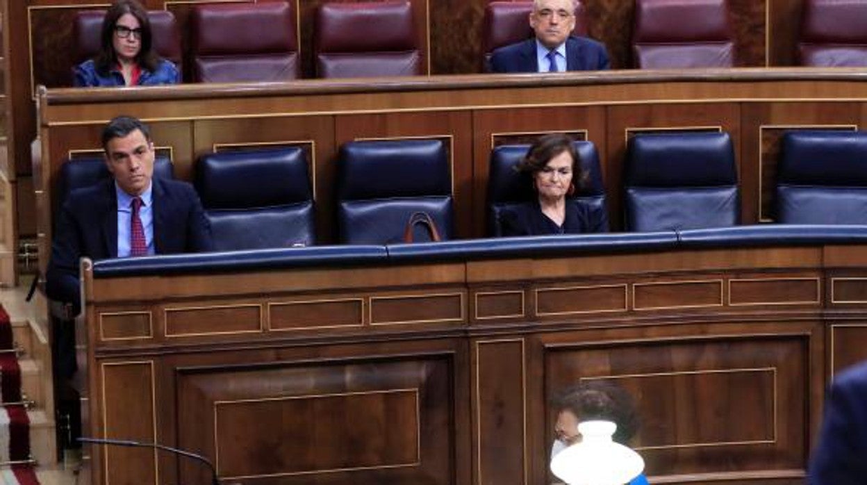 El presidente del PP, Pablo Casado, frente al jefe del Gobierno, Pedro Sánchez, en el Congreso en una imagen de archivo