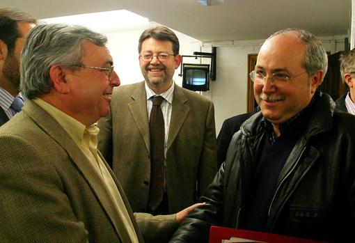 José Cataluña saluda al exdiputado socialista José Cámara en presencia de Ximo Puig en una imagen tomada en 2005