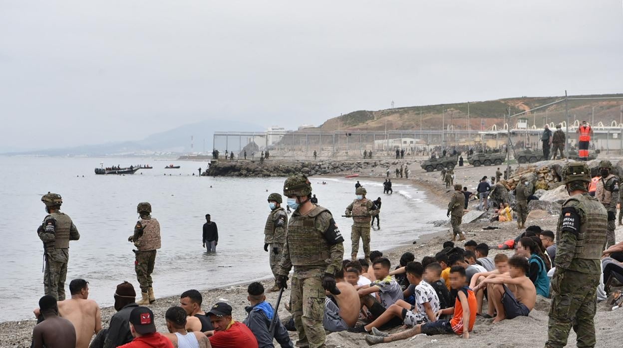 El Ejército custodia a los inmigrantes ilegales en la frontera con Ceuta