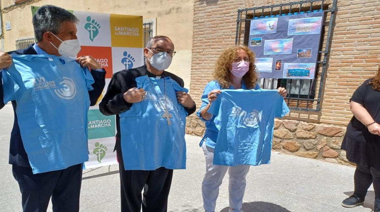 El arzobispo de Toledo, en el centro, durante la presentación de la marcha, junto al vicealcalde de Toledo