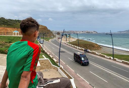 Un menor mira la frontera de Ceuta desde Castillejos