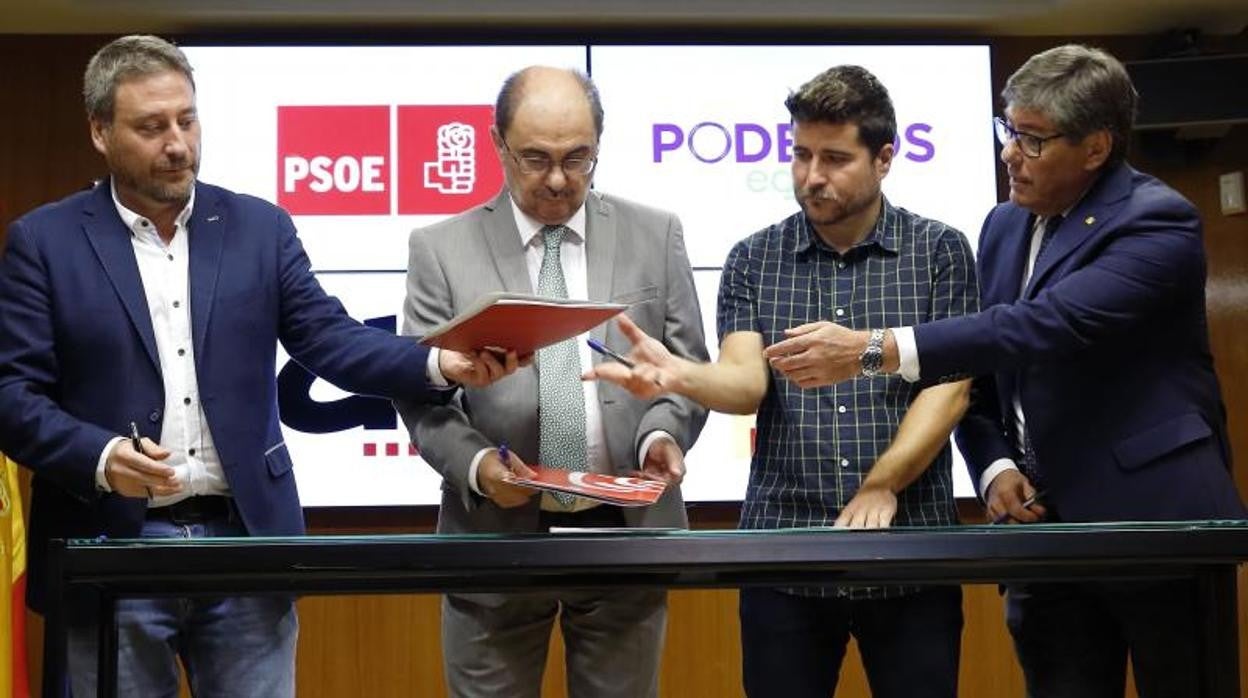 Los socios del cuatripartito socialcomunista de Aragón, el día que firmaron los acuerdos de gobierno. El Ejecutivo lo lidera el PSOE de Lambán y Podemos, junto a los nacionalistas de la Chunta y el PAR