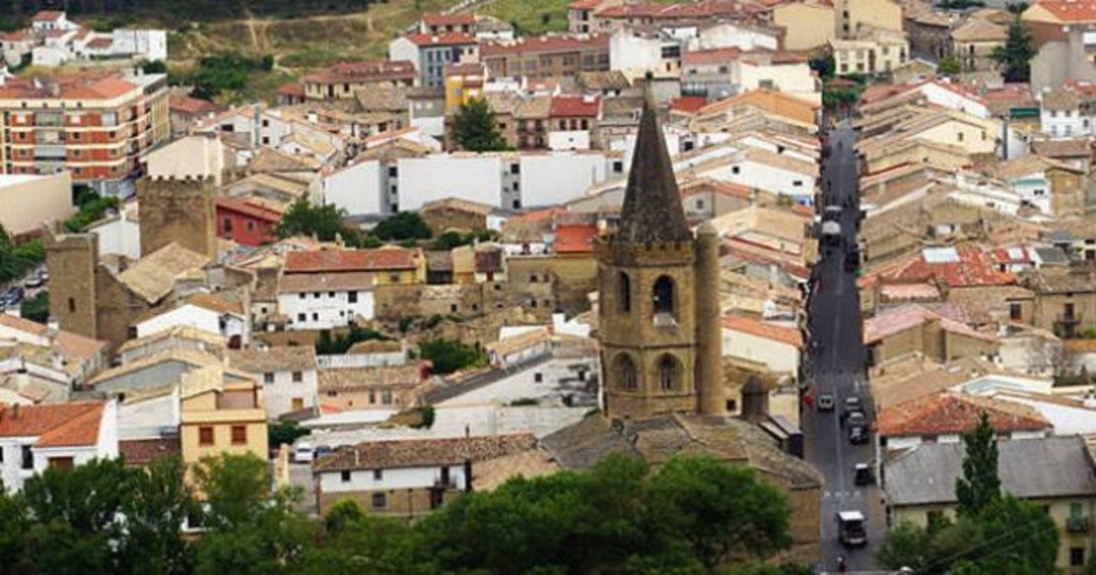 Imagen del casco urbano de Sangüesa, con la iglesia de Santa María la Real, en la calle Mayor, rua del Camino de Santiago.