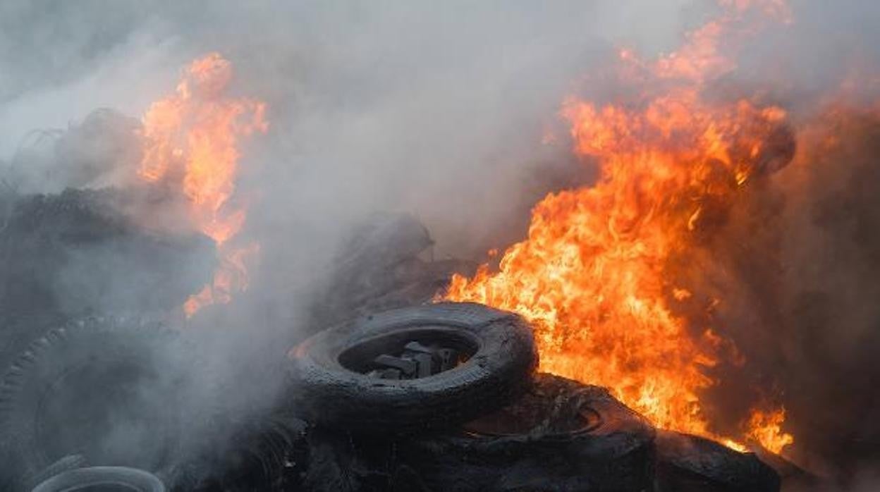 El fuego ha originado mucho humo por la combustión del plástico