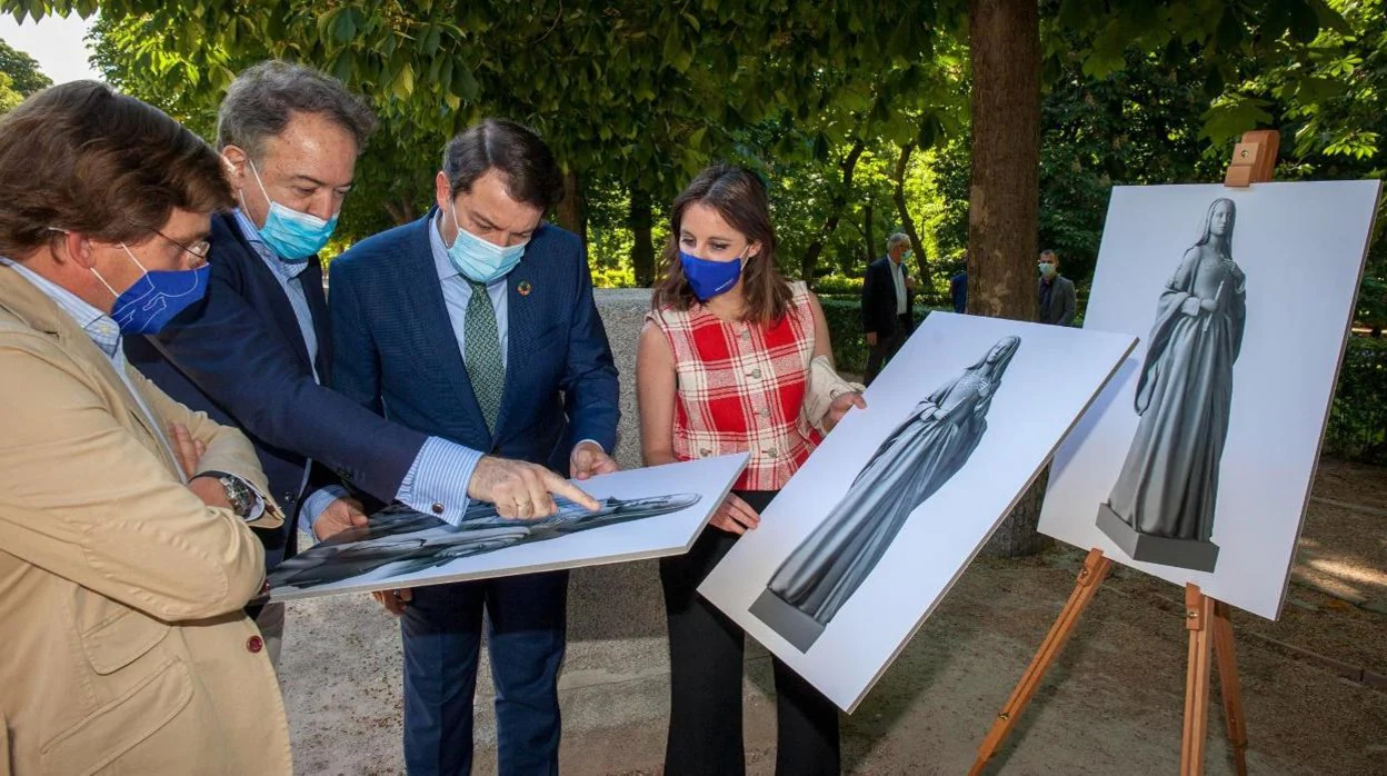 Martínez-Almeida y Levy enseñan el boceto de la escultura que se instalará en el Retiro