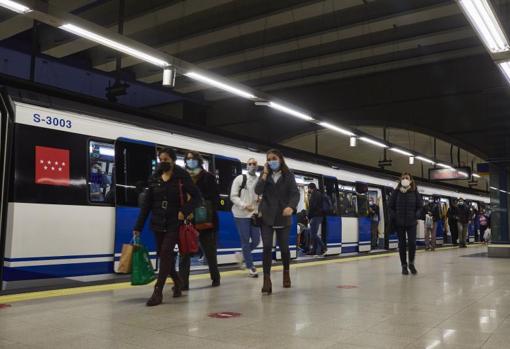 Usuarios en el Metro de Madrid