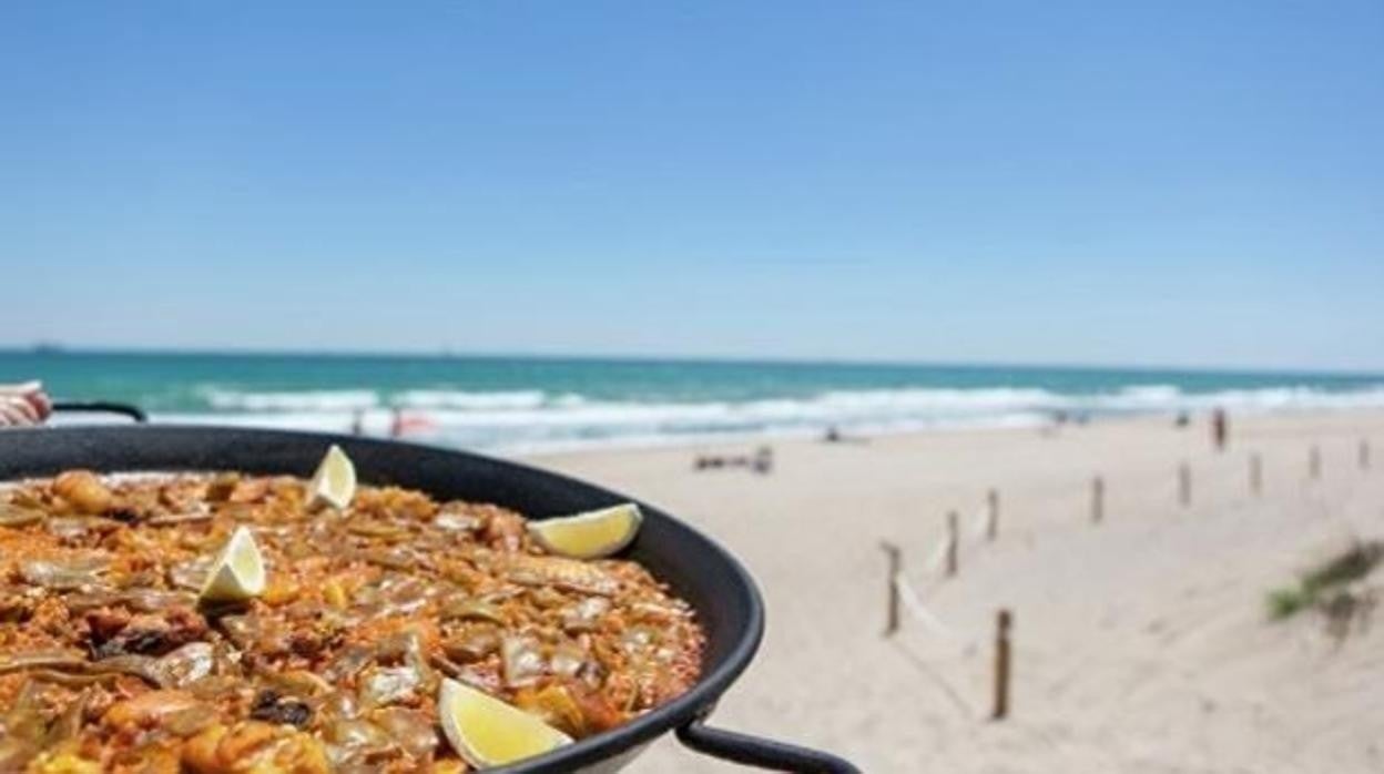 Ni chorizo, ni salchichas, ni risotto: la auténtica paella valenciana queda reflejada en el BOE