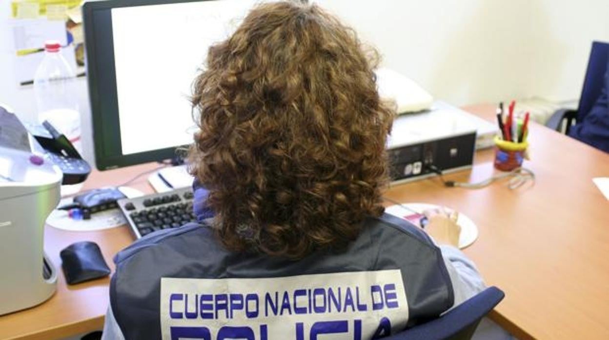 La Policía detiene en la provincia a dos hombres, de 37 y 72 años, por tenencia de pornografía infantil