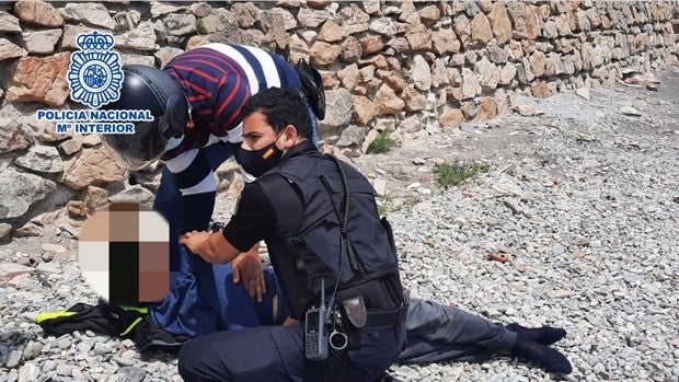 Un marroquí intenta ahorcarse en pleno paseo marítimo de Ceuta