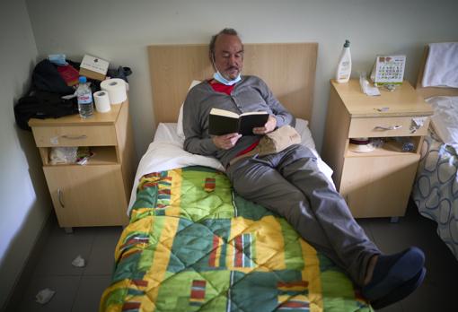 Ramón, en la cama que ocupa en el centro de personas sin hogar