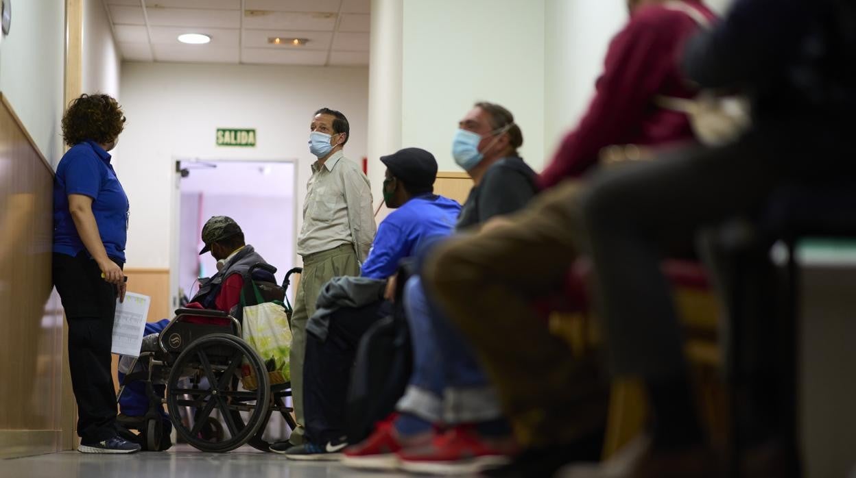 Los usuarios del centro municipal San Isidro esperan, ayer, para acceder al punto de vacunación