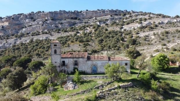 Se vende por tres millones de euros monasterio del siglo XVI con iglesia románica -y cascada- en Soria