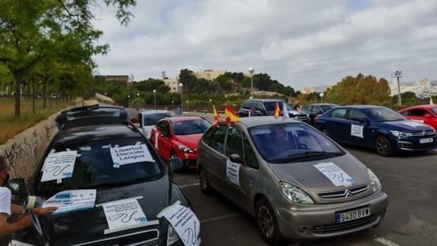 Cuatro caravanas de coches recorren la Comunidad Valenciana frente a la imposición lingüística