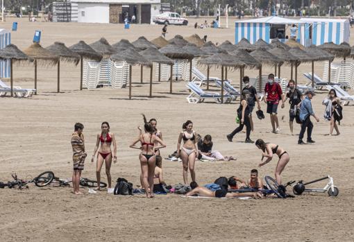 Imagen de personas en la playa de Valencia