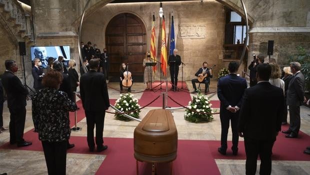 La Comunidad Valenciana da un último abrazo a Francisco Brines, un «maestro de poesía y vida»