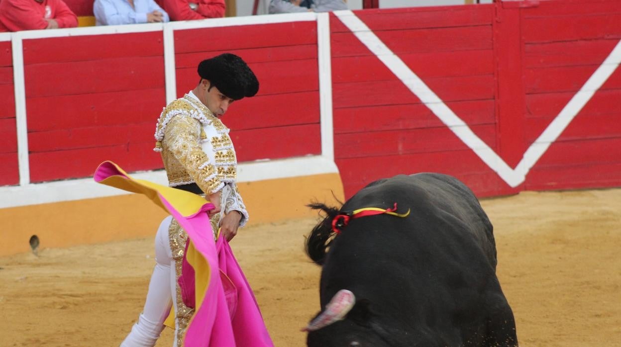 Cristian Escribano en su labor con el capote