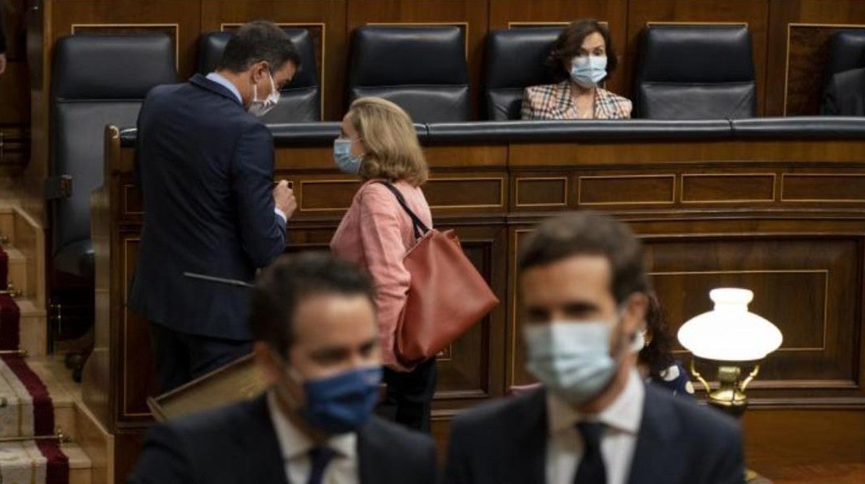 Pablo Casado, con Pedro Sánchez al fondo en el Congreso