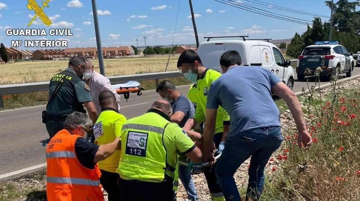 Momento en el que el servicio de emergencias y Guardia Civil auxilian al hombre