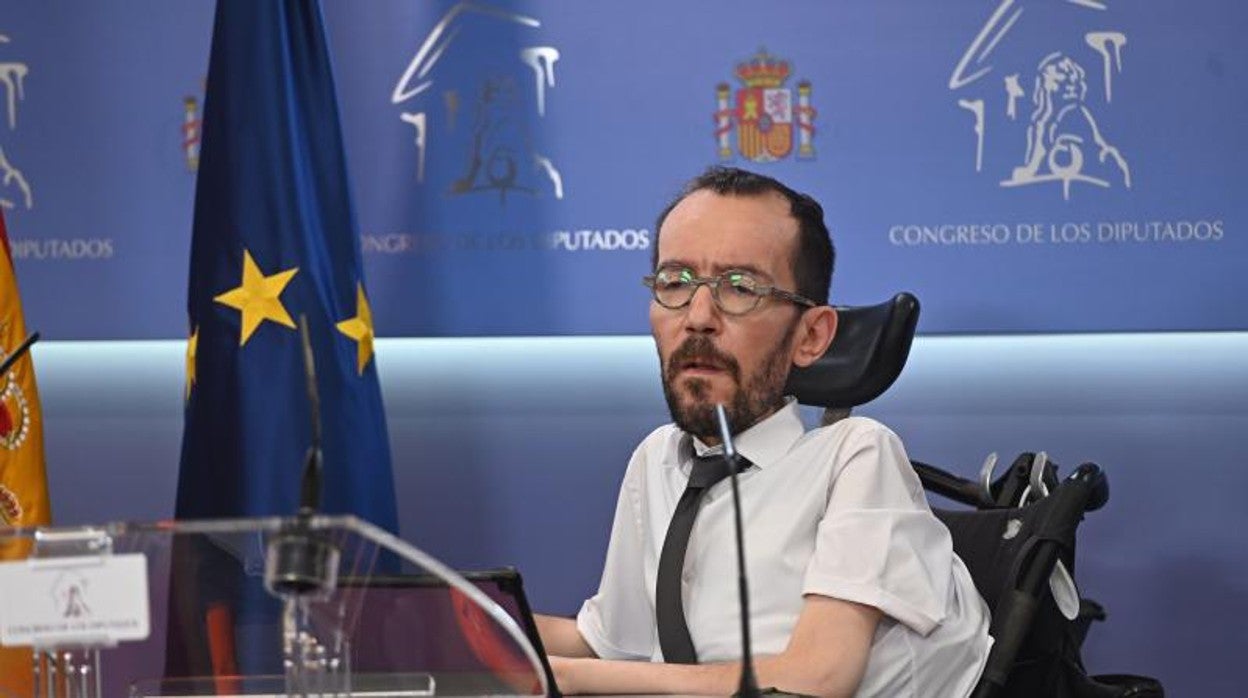 El portavoz parlamentario de Unidas Podemos, Pablo Echenique, da una rueda de prensa en el ámbito de la reunión de la Junta de Portavoces