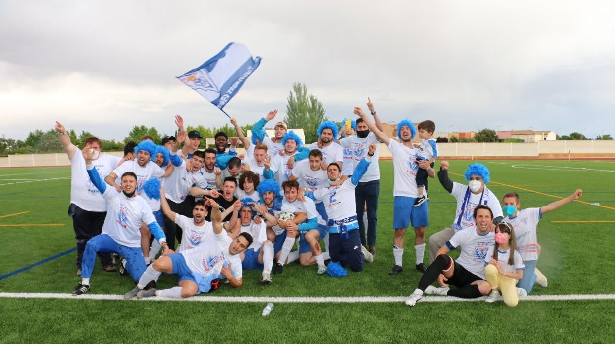 La plantilla del Miguelturreño celebra el ascenso tras golear 4-0 al Valdepeñas