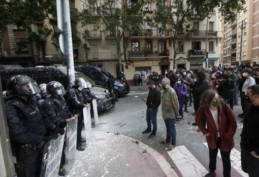 Diputados de la CUP, en la protesta de esta mañana contra un desahucio