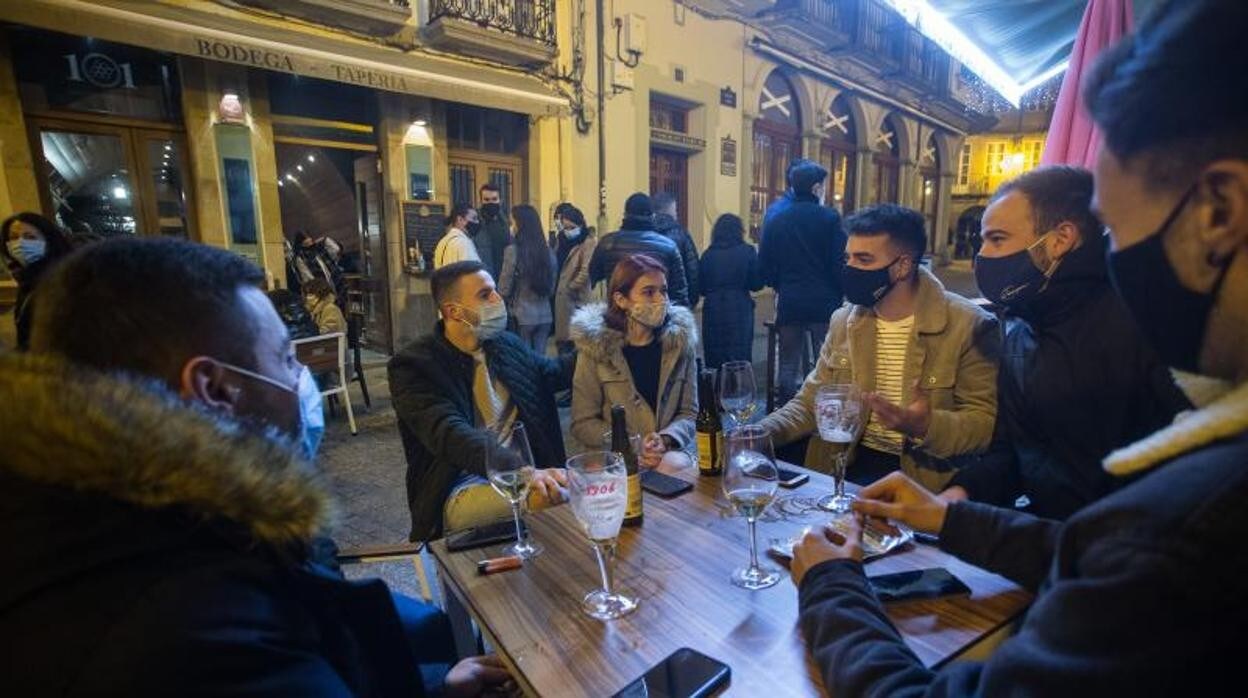 Seis personas sentadas en la terraza de un bar de Lugo hace unos meses tras la relajación de las restricciones