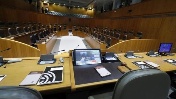 Aragón aprueba por ley una paga de 522 euros al mes para los inmigrantes que se empadronen en la región