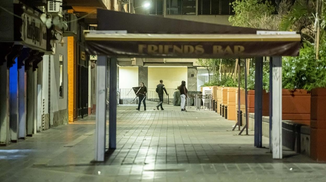 Imagen de archivo de personal recogiendo una terraza de la hostelería en Valencia