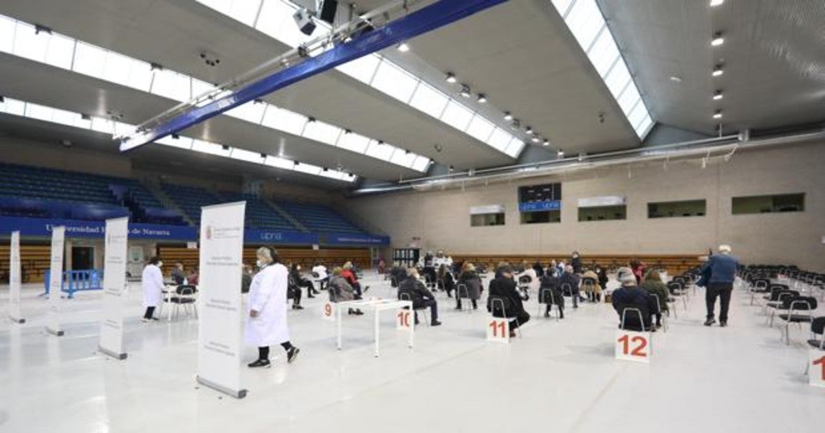 Imagen del proceso de vacunación en el polideportivo de la Universidad Pública de Navarra.