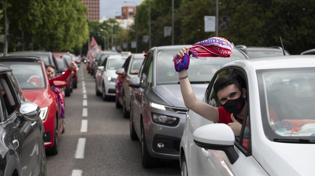 Seguidores del Atlético de Madrid, el domingo, en la marcha por el paseo del Prado