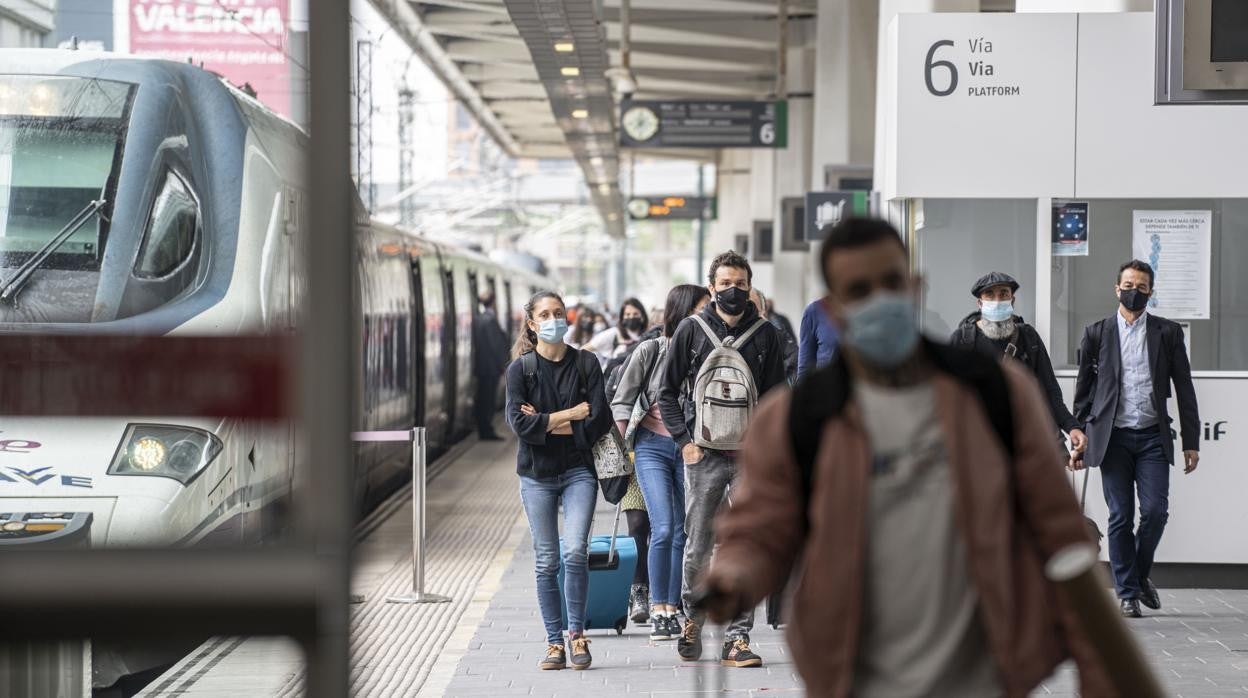 Imagen de un AVE en Valencia tras el fin del estado de alarma