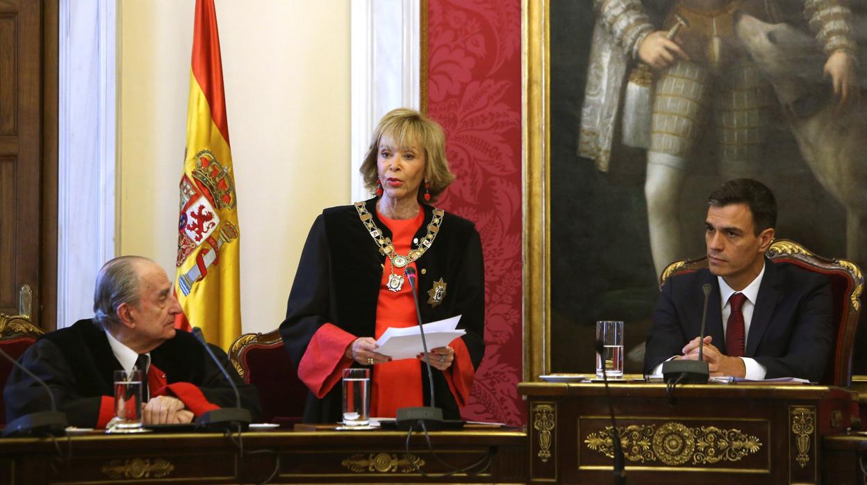 La nueva presidenta del Consejo de Estado, María Teresa Fernández de la Vega, durante su intervención en su toma de posesión, en presencia del antiguo presidente Landelino Lavilla y el presidente del gobierno Pedro Sánchez