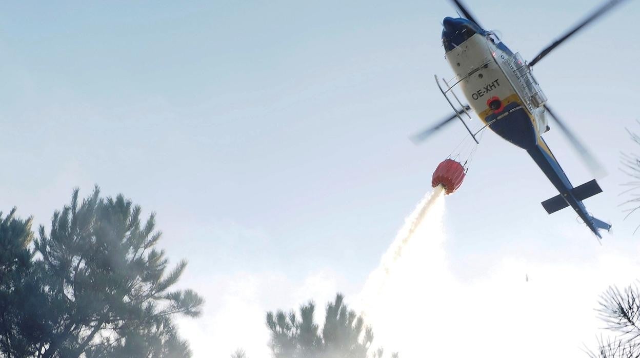 Lucha contra el fuego en la provincia de Lugo, en una imagen de archivo